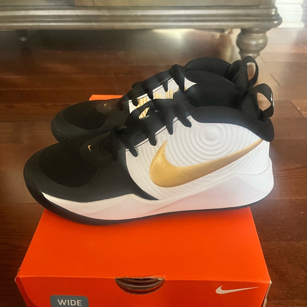 Sz 5 Big Kids Nike Basketball shoes